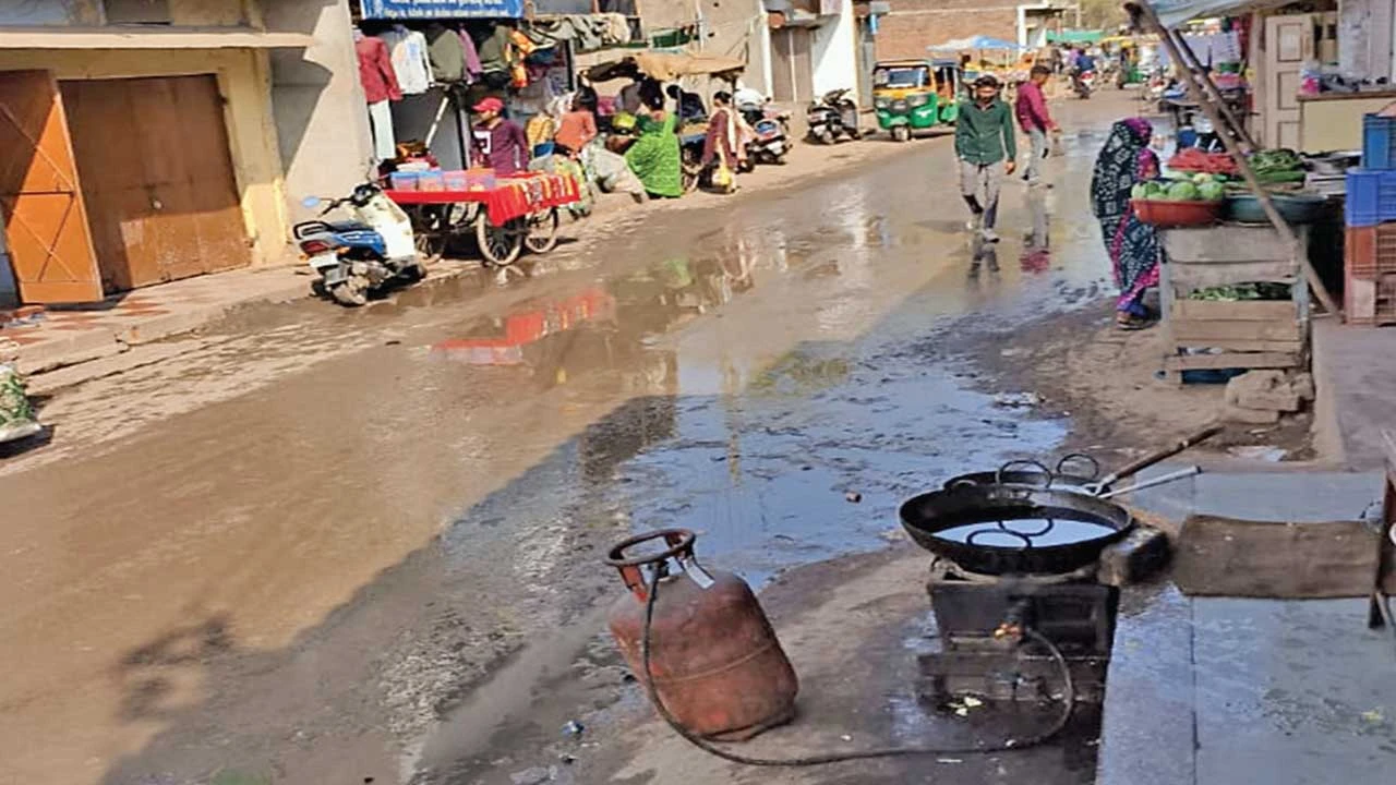 Dholka: કોઠ ગામે મુખ્ય બજારમાં ગટરના પાણી ફરી વળતા હાલાકી 