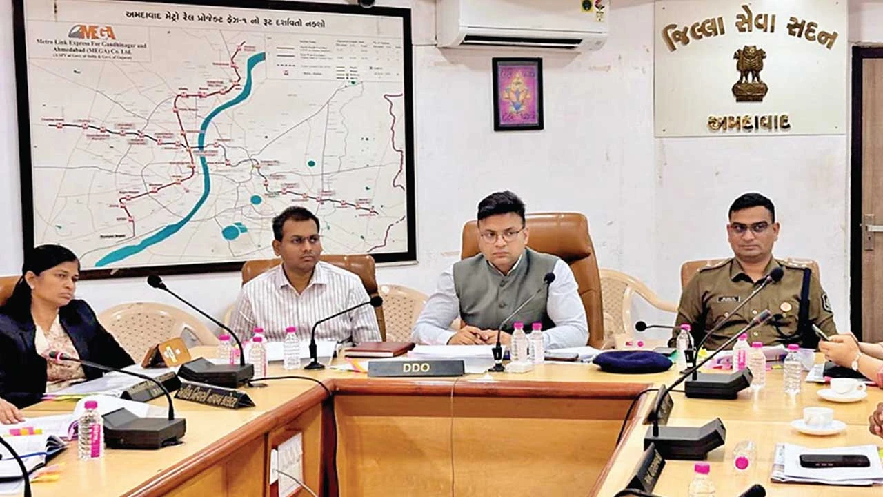 Dholka: ગ્રામ્યમાં પીવાના તેમજ સિંચાઈના પાણી, તળાવની સફાઈ સહિતના પ્રશ્નોની રજૂઆત 