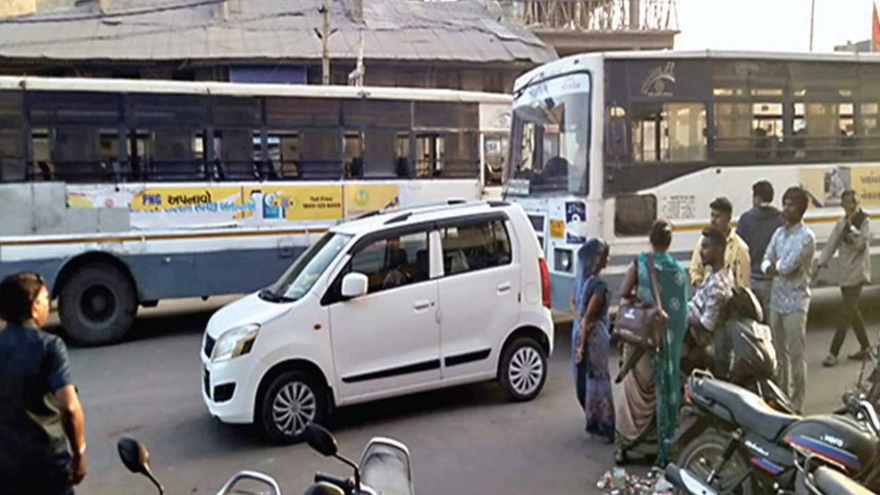 Viramgam: રસ્તા વચ્ચે રેકડીઓ અને વાહન પાર્ક થતા સર્જાતી ટ્રાફ્કિ સમસ્યાથી શહેરીજનો પરેશાન 