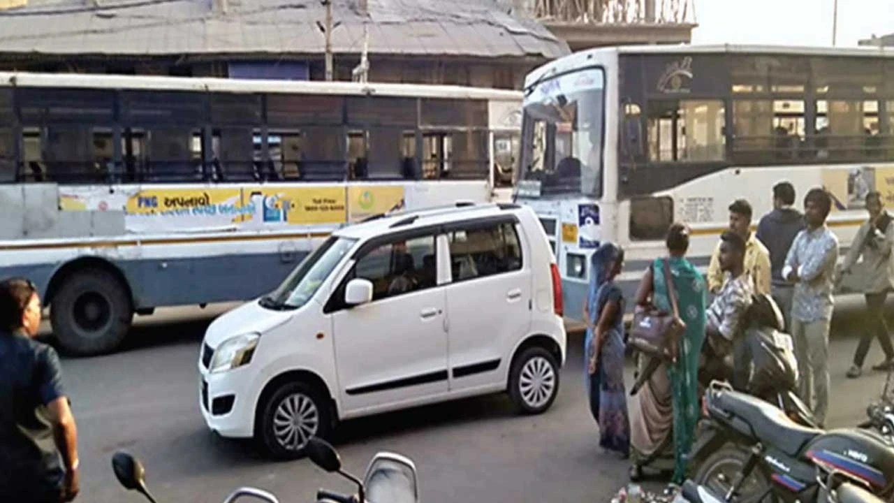 Ahmedabad: અનુપમ સિનેમા સર્કલ પર ક્ષમતાથી વધુ ટ્રાફ્કિ તંત્રની નિષ્ક્રિયતાના કારણે વાહનચાલકો પરેશાન 