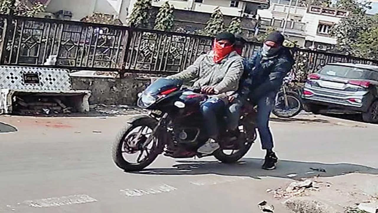 Ahmedabad: ખોખરામાં મહિલાની પાછળ ઘર સુધી જઇને દોરો તોડી બે સ્નેચર ફરાર થયા 