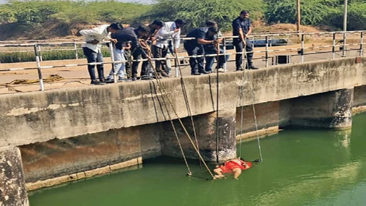 Halvad: ગ્રામ્યની મહિલાએ દુધરેજ કેનાલમાં મોતની છલાંગ લગાવી 