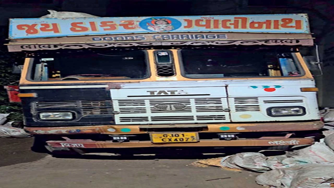 Surendranagar: ટ્રકમાં સોયાબીનની આડમાં રાજસ્થાનથી સૌરાષ્ટ્રમાં દારૂના જથ્થાને ઘુસાડવાનો ખેલ 