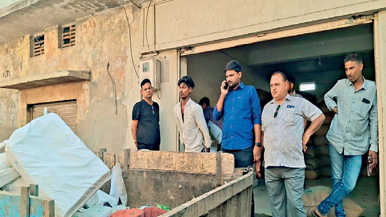Surendranagar: મહેતા માર્કેટમાંથી 900 કિલો સીંગલ યુઝ પ્લાસ્ટીક જપ્ત 