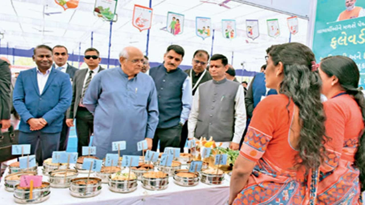 Vav-tharad: સશક્ત નારી મેળાનો પ્રારંભ : સખી મંડળની બહેનો સાથે મુખ્યમંત્રીનો સંવાદ 
