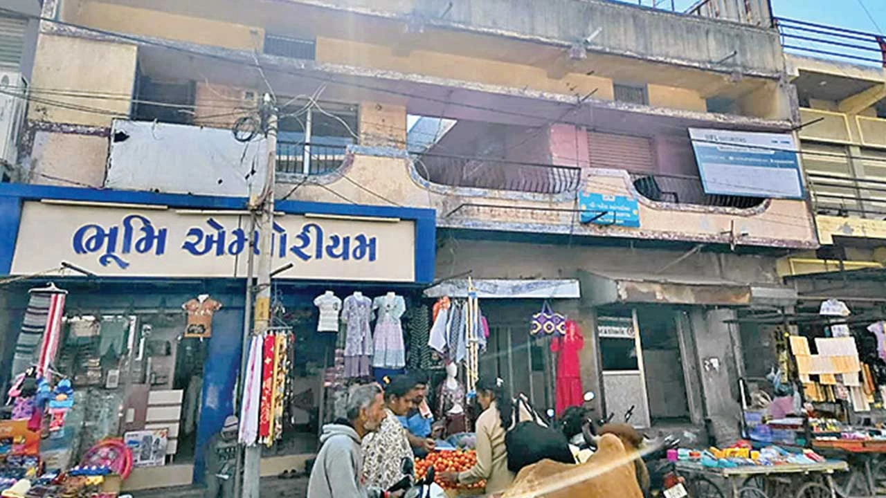 Surendranagar: ધ્રાંગધ્રાના વિશાલ ચેમ્બર કોમ્પલેક્ષમાં બેંકમાં લોન હોવા છતાં દુકાનો વેચી 