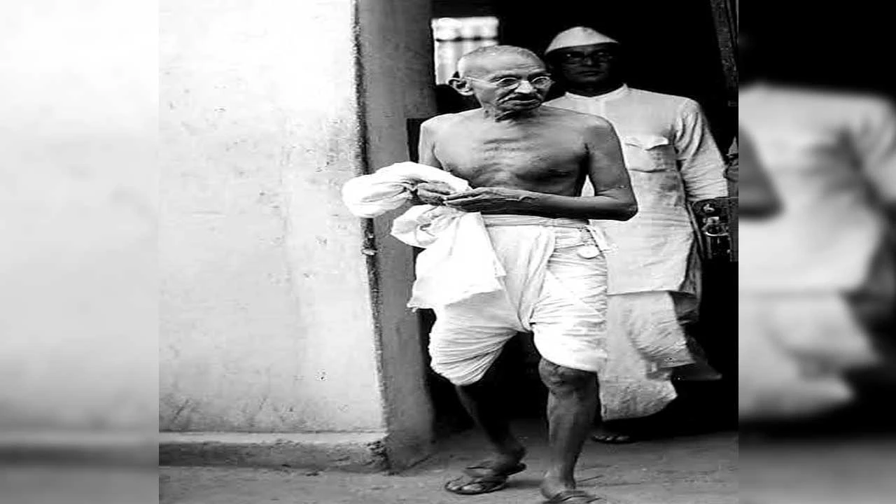 ગાંધીજીએ જીવનભર ઓછા કપડાં પહેરવાનો સંકલ્પ કર્યો.