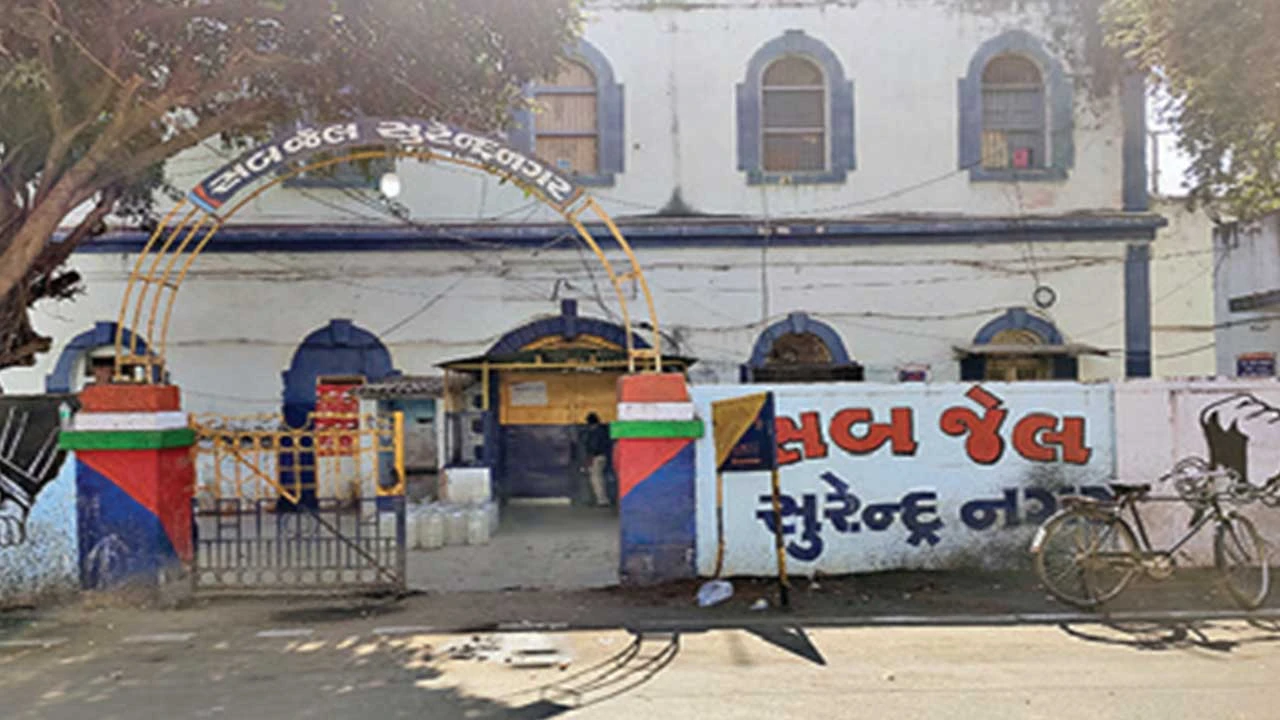 Surendranagar: સબ જેલના ટોઈલેટમાં ખાડો કરી રાખેલા 4 મોબાઈલ પકડાયા 