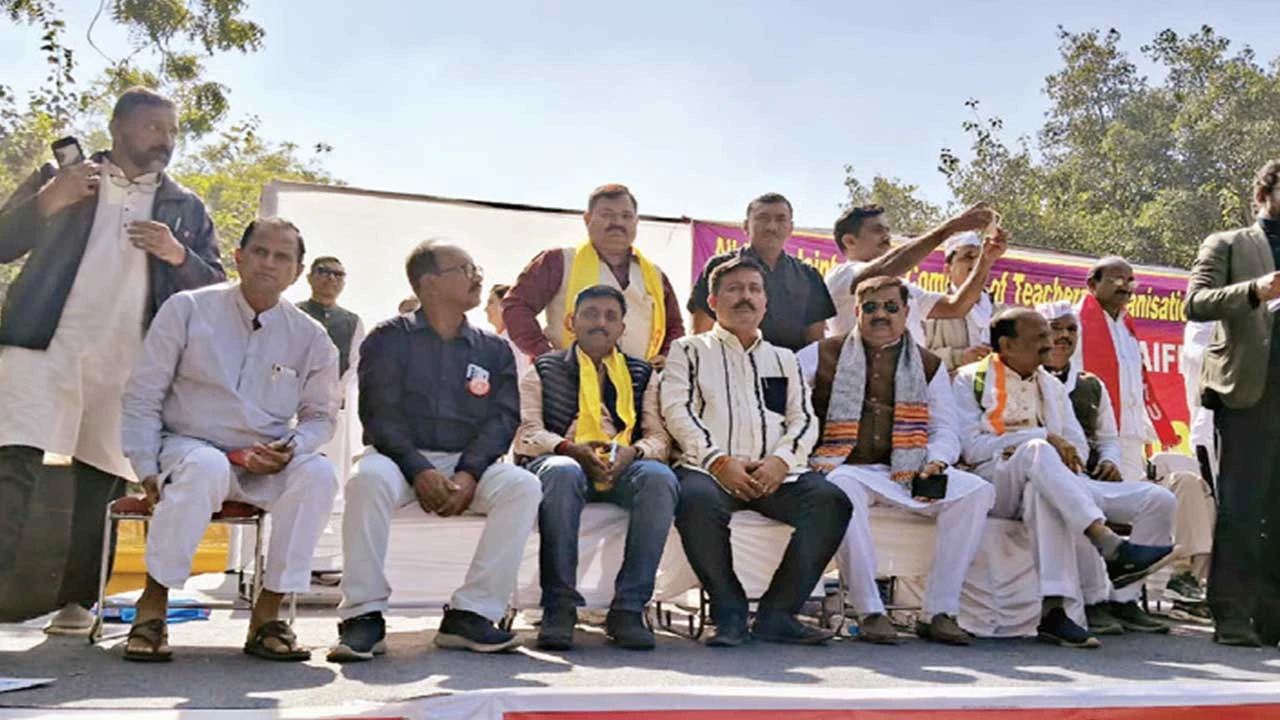 Surendranagar: જિ. પ્રા. શિક્ષક સંઘના હોદ્દેદારો દિલ્હી ધરણાં કાર્યક્રમમાં જોડાયા 