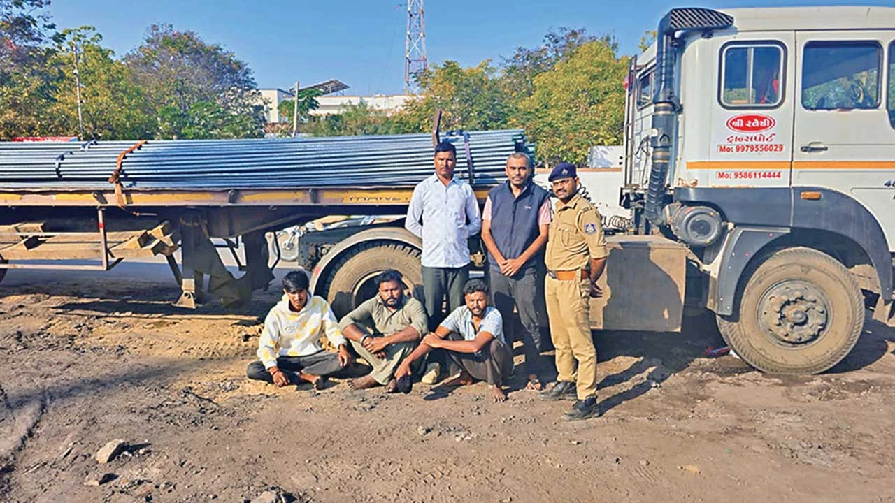 Surendranagar: રસ્તે ચોરી સમયે જ પોલીસ ત્રાટકી 