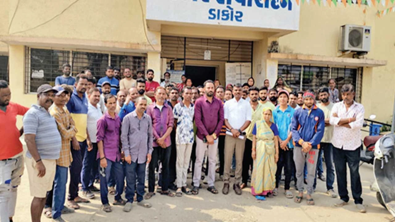 ડાકોર નગરપાલિકાના સફાઈ કર્મચારીઓનો પગાર મુદ્દે હોબાળો: પાંચ મહિનાથી પગાર બાકી અને પ્રશ્નોનું નિરાકરણ ન થતાં કર્મચારીઓમાં રોષ.
