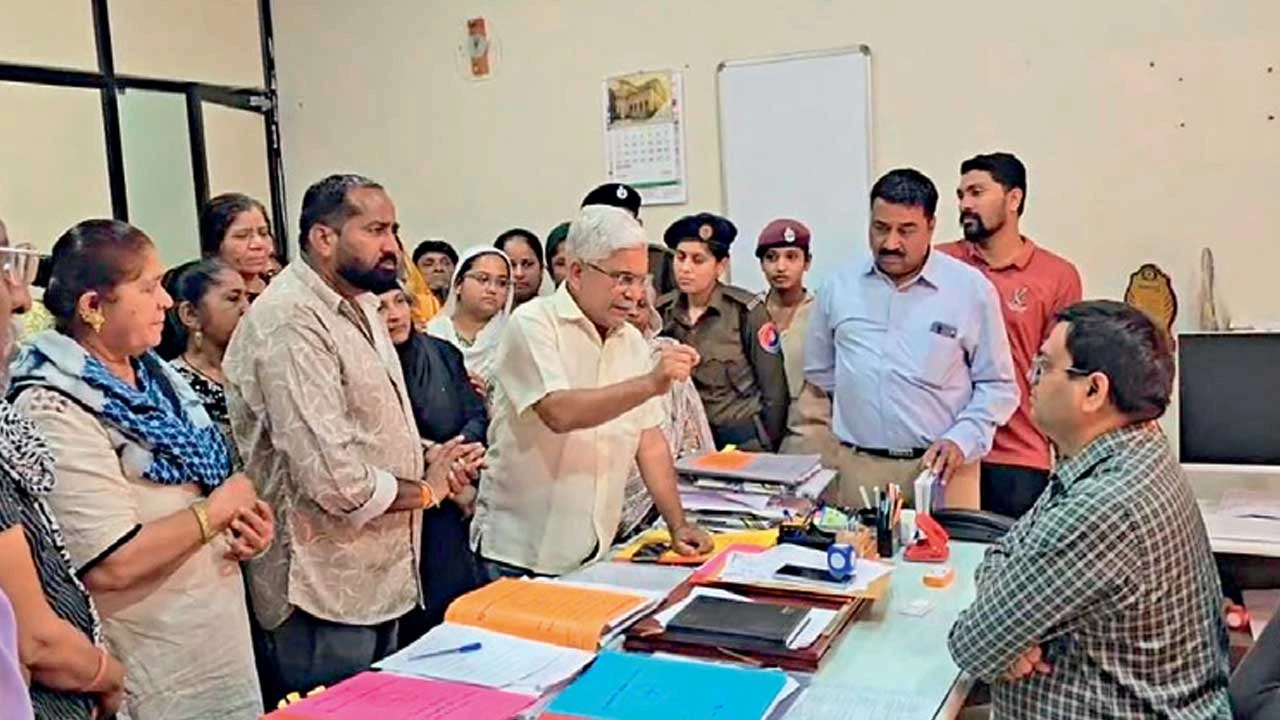 Surendranagar: ભુર્ગભ ગટર અને પાણી પ્રશ્ને રહીશોએ કચેરી ગજવી