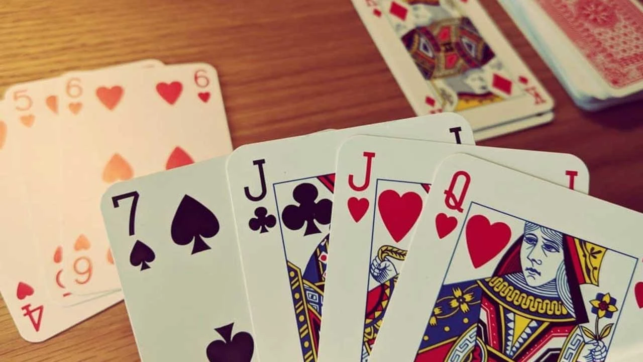 ખુડદ ગામ: માતાજીના મંદિર પાસે જુગારધામ ઝડપાયું, પોલીસે કાર્યવાહી કરી.