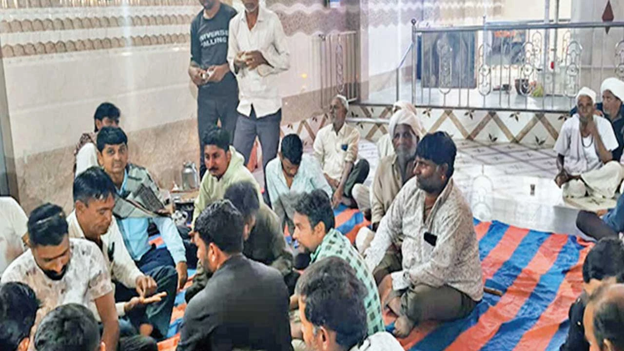 હારીજના રાવિન્દ્ર ગામમાં દારૂના દૂષણને નાબૂદ કરવા માટે ગામલોકો દ્વારા દારૂ પર પ્રતિબંધ લાદવામાં આવ્યો.