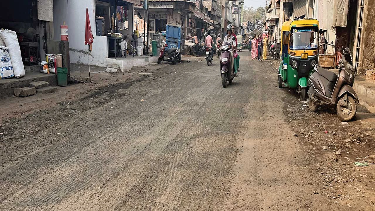 Ahmedabad: અમરાઈવાડીમાં 10 દિવસથી ખોદાયેલો માર્ગ જોખમી બન્યો છતાં તંત્રનું પેટનું પાણી હલતું નથી