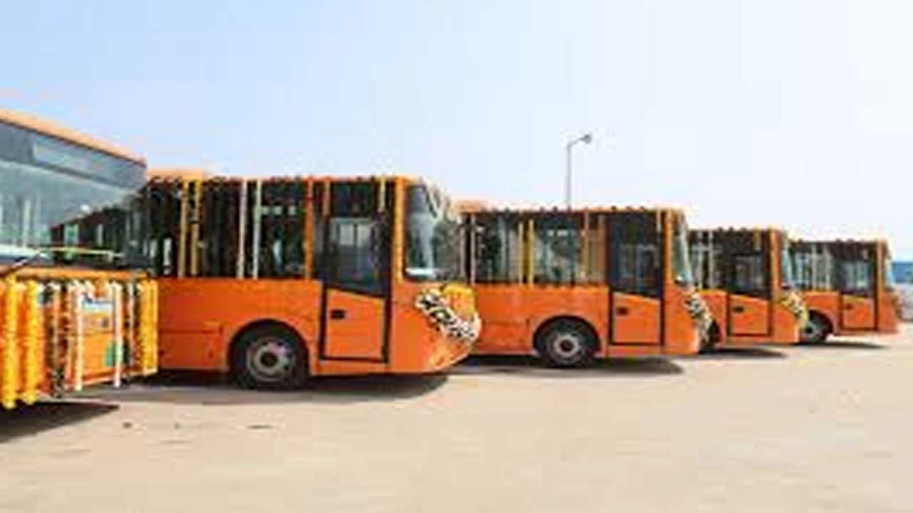 Gandhinagar: ઈ-બસો આવવાની તૈયારીમાં, પણ સંચાલન કરવા મહાપાલિકાને એજન્સી જ મળતી નથી 