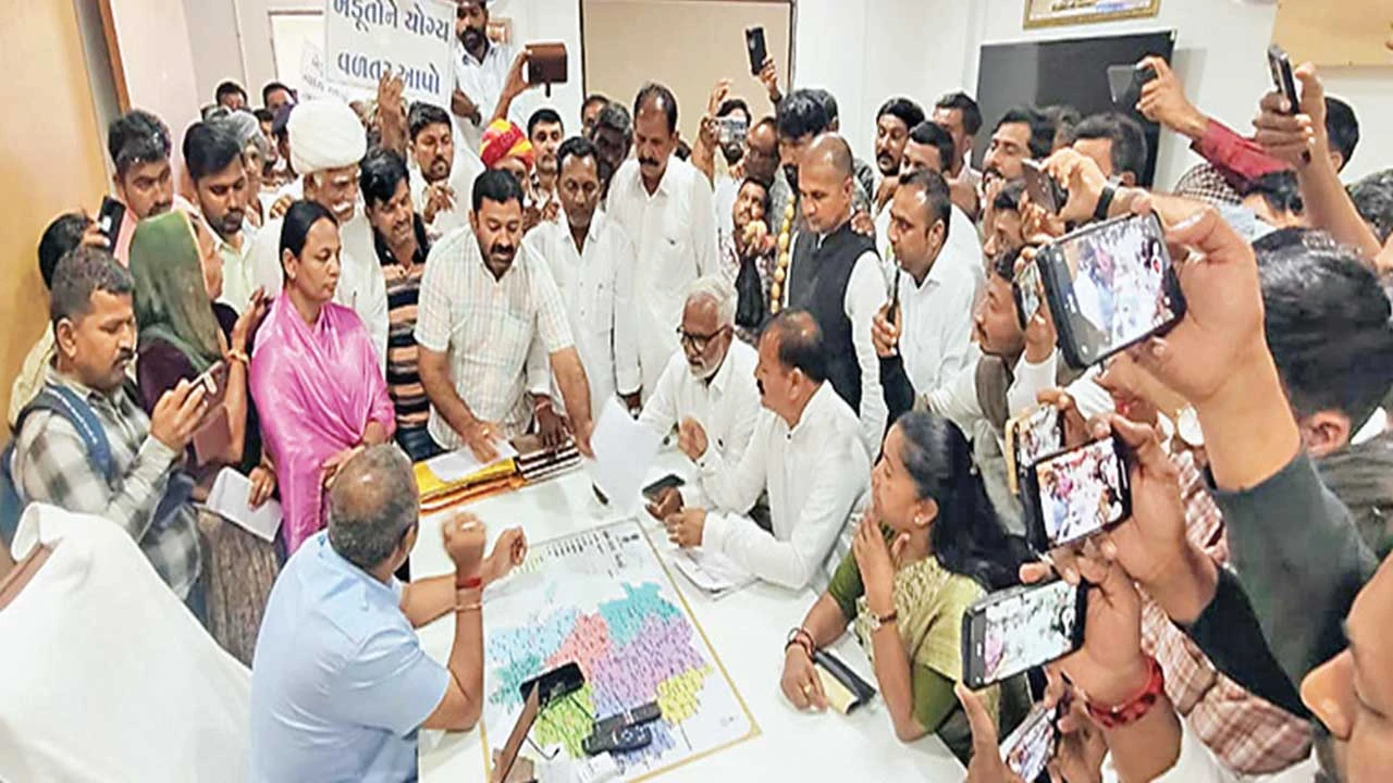 Vav-tharad: ખેડૂતોના હિતોનું હનન : અન્યાય સામે કલેક્ટરને રજૂઆત 