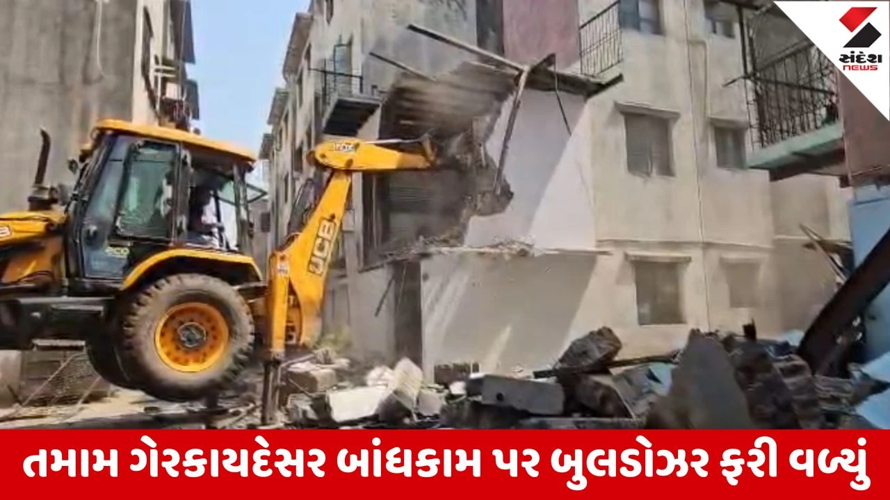 સુરતમાં કોસાડ આવાસમાં રીઢા ગુનેગાર આઝાદે સરકારી જમીન પરના ગેરકાયદેસર બાંધકામ પર બુલડોઝર ફેરવવામાં આવ્યું.