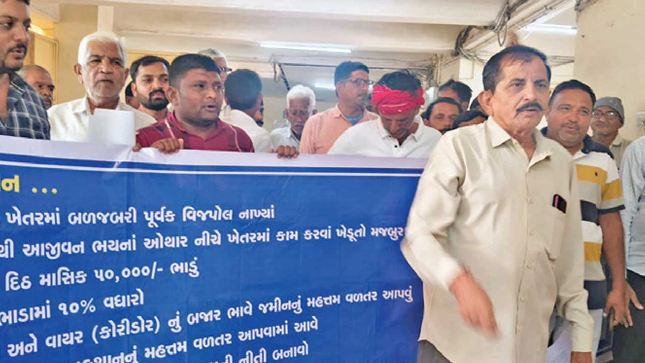 બાવળામાં ખેડૂતોની જમીનમાં બળજબરીથી વીજ પોલ નંખાતા વિવાદ, મામલતદારને રજૂઆત, બાગાયતને નુકસાન.