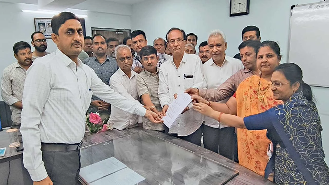 ધંધૂકામાં સોની સમાજનો વિરોધ: મોરબી હત્યા કેસમાં ન્યાય માટે વેપાર અડધો દિવસ બંધ રખાયો.