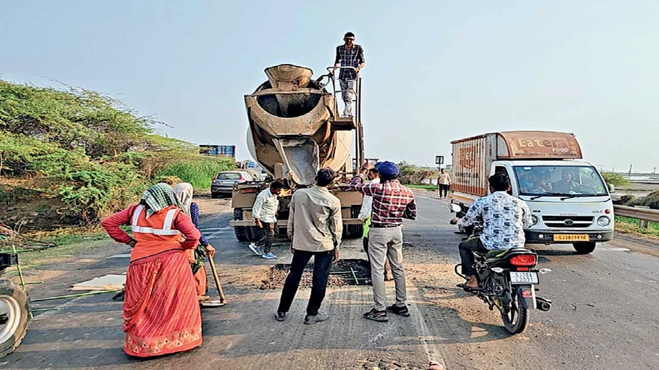 ધોલેરાના આંબલી પાસે માર્ગ પરનો જોખમી ખાડો આખરે પૂરાયો 