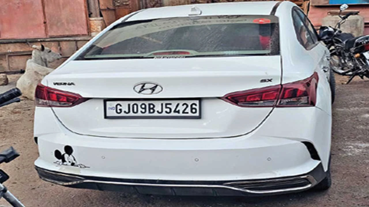 Palanpur: એક જ નંબરની એક જ જેવી બે ગાડી ઝડપાઈ પોલીસે તપાસ હાથ ધરી 