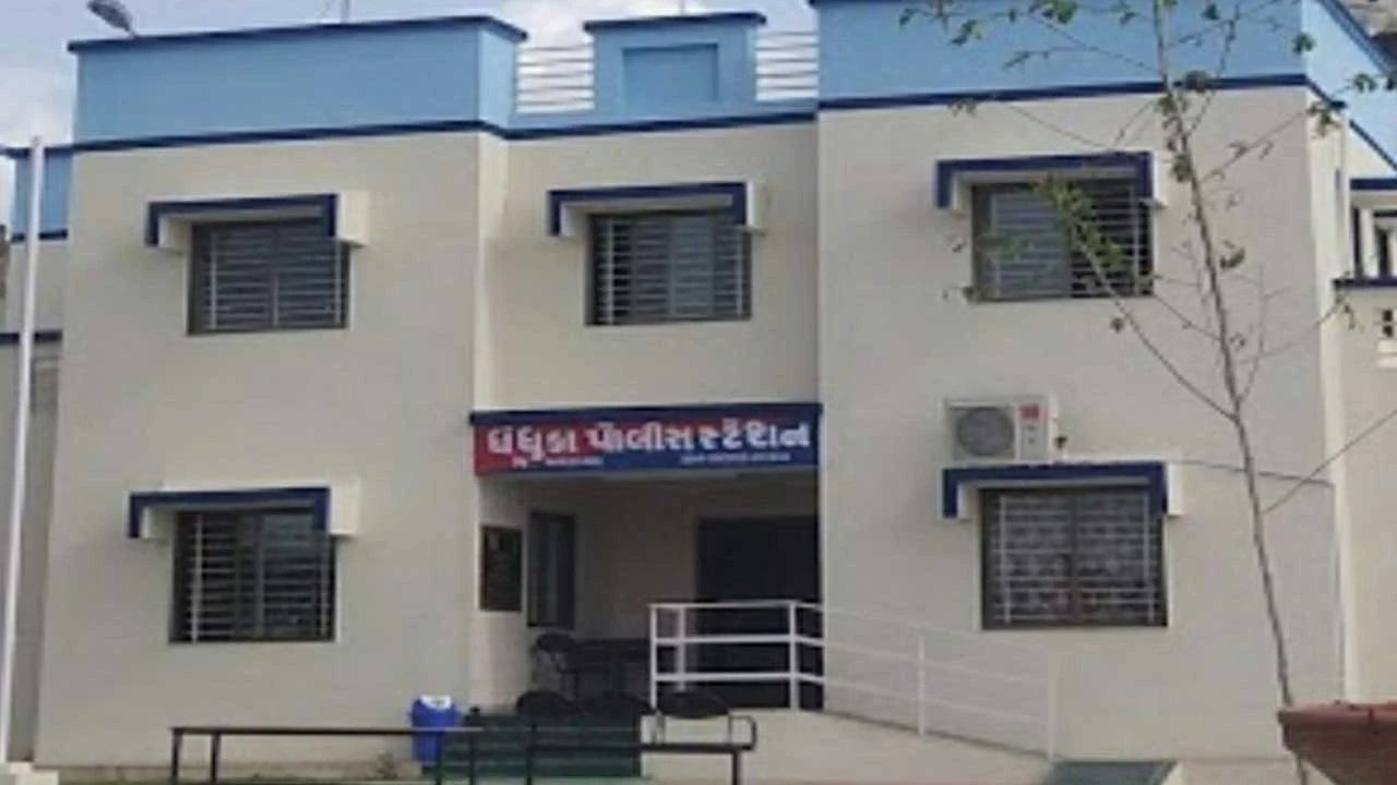 ધંધૂકા આત્મહત્યા કેસ: એક આરોપી વિપુલ રાશમિયા પોલીસ સમક્ષ હાજર થયો, પોલીસે પૂછપરછ શરૂ કરી.