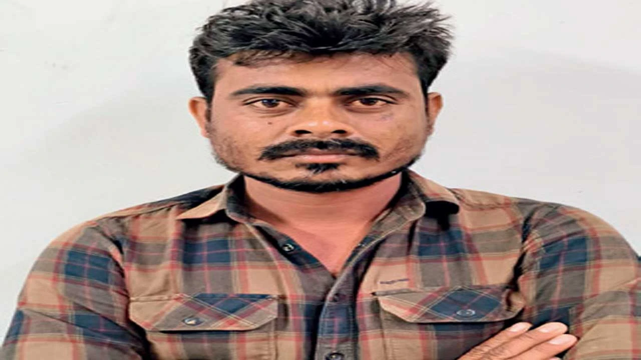 આકરું સીમમાં દેશી બંદૂક સાથે એક શખ્સ ઝડપાયો, એક વોન્ટેડ: કાયદો વ્યવસ્થા જાળવવા SOGએ એક આરોપીને ઝડપ્યો અને અન્યને વોન્ટેડ જાહેર કર્યો.