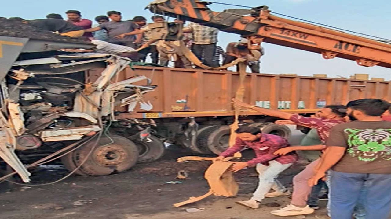 હળવદ પાસે ટ્રેલર પાછળ ડમ્પર ઘૂસતા અકસ્માત, બેને ઈજા.