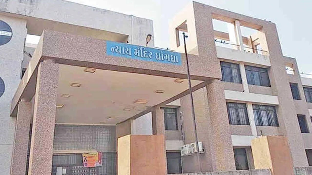 ધ્રાંગધ્રામાં મહિલાને લાફો મારવાના કેસમાં આરોપીને છ માસની કેદની સજા ફટકારવામાં આવી.