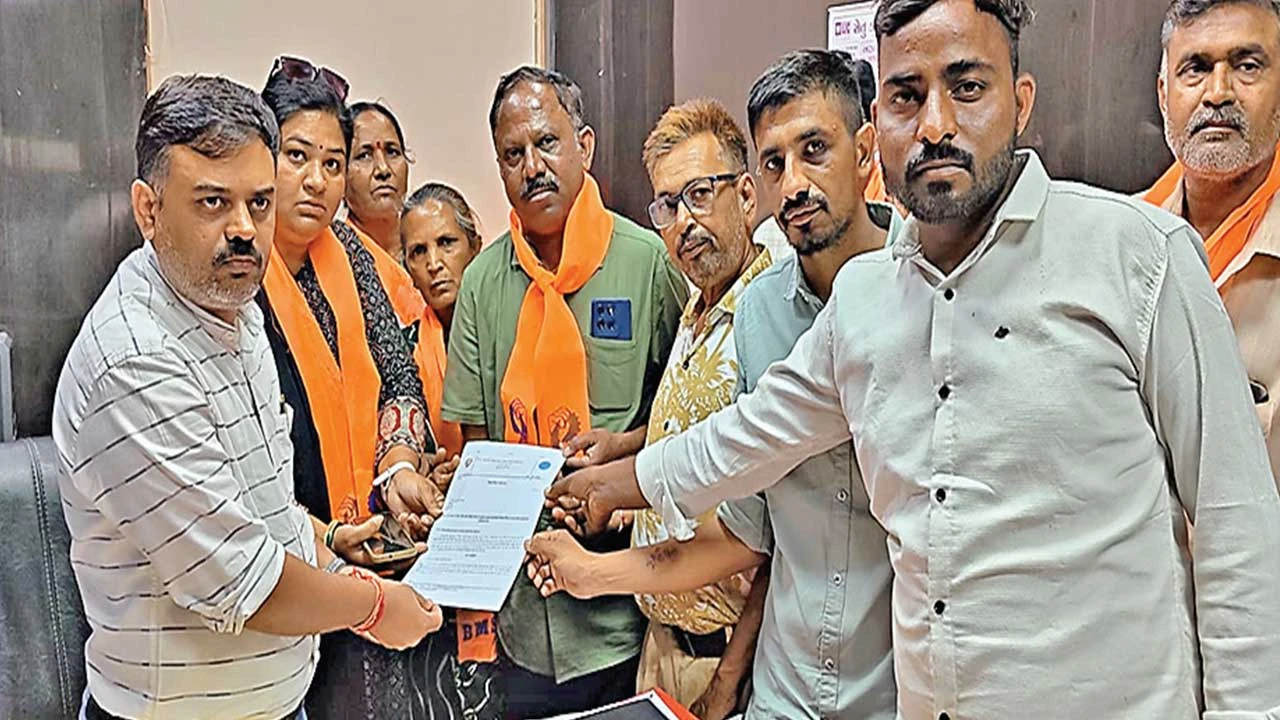 ઝાલાવાડમાં મધ્યાહન ભોજન કેન્દ્રોના ખાનગીકરણના વિરોધમાં આવેદનપત્ર અપાયું, જેમાં સંચાલકો અને હેલ્પરો બેરોજગાર થવાની ભીતિ દર્શાવાઈ.",