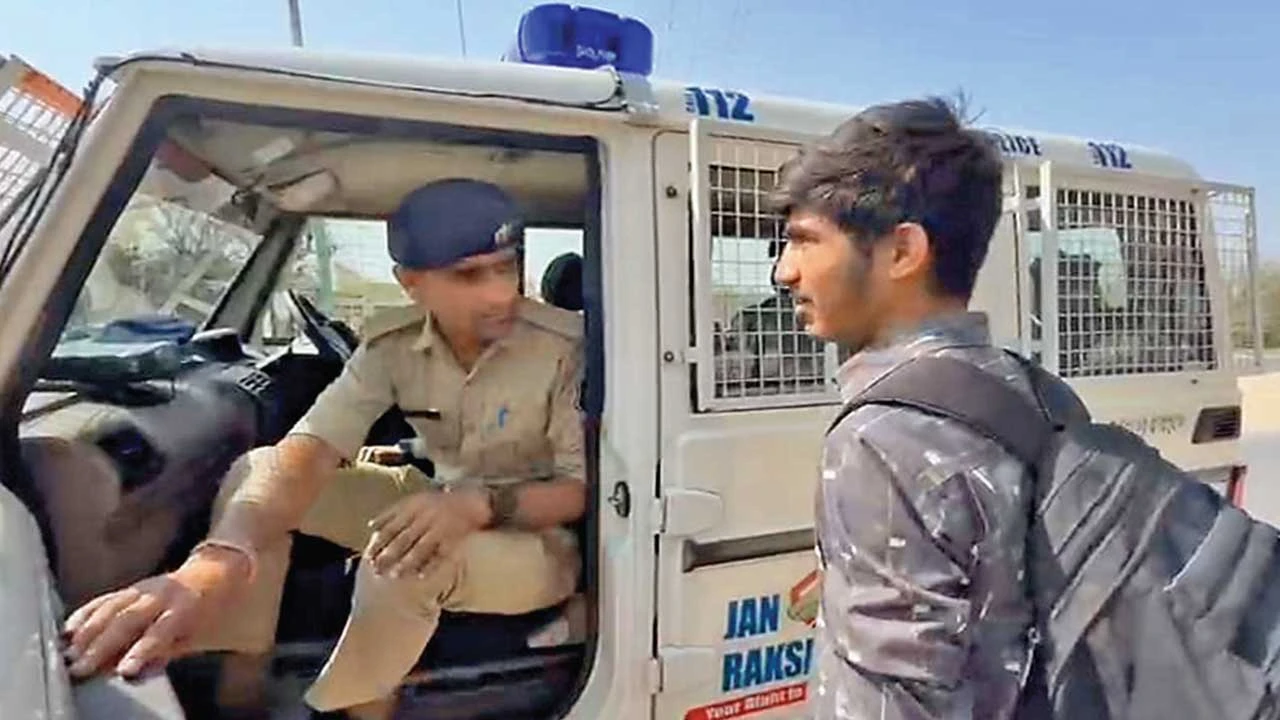 Vav-tharad: પરીક્ષામાં મોડા પડેલા છાત્રની વહારે પોલીસ આવી સમયસર કેન્દ્ર પર પહોંચાડયો 