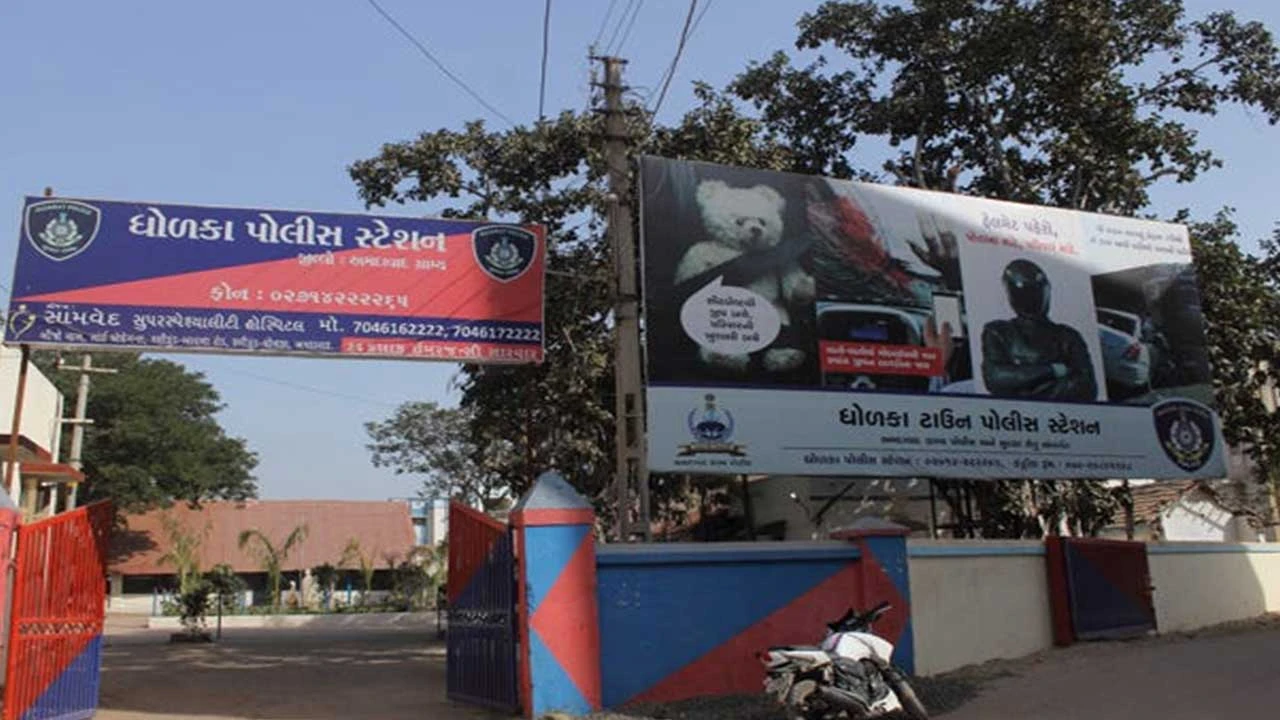 ધોળકામાં કોલેજ સર્કલ પાસે ખેડૂત પર ચાર શખ્સોનો હુમલો, કારમાં નુકસાન, ફરિયાદ નોંધાઈ.