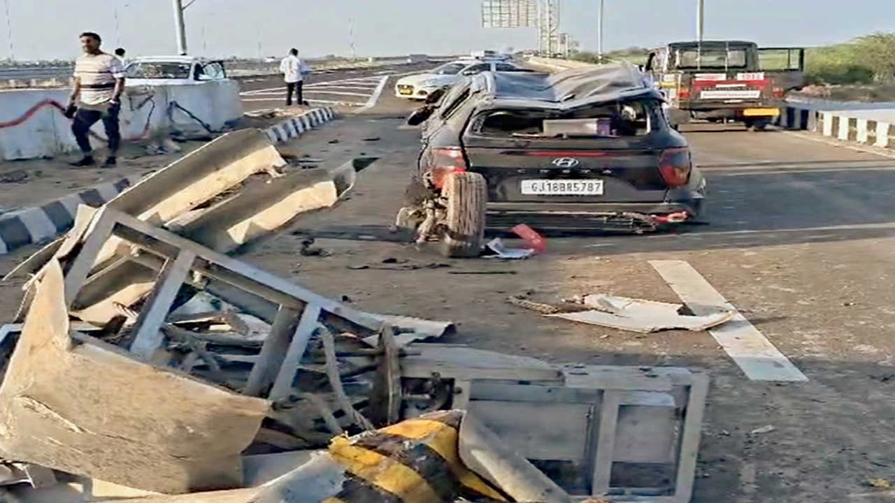 ધોલેરા એક્સપ્રેસ હાઈવે પર કાર રેલીંગ સાથે અથડાઈ, ચાલકે કાબુ ગુમાવ્યો.