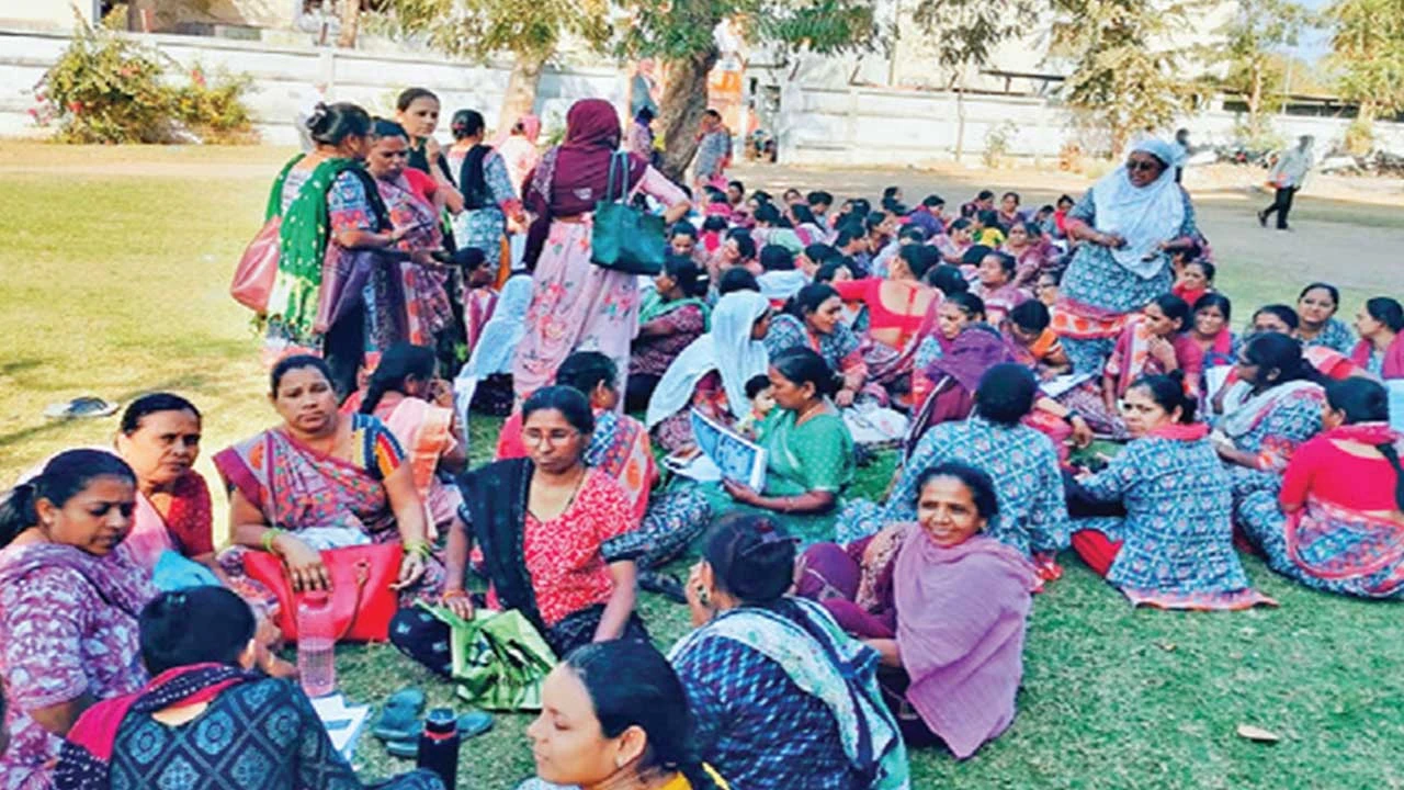 Gandhinagar: આંગણવાડીની બહેનો ફરી વિફરી ઓનલાઈન કામગીરીનો બહિષ્કાર