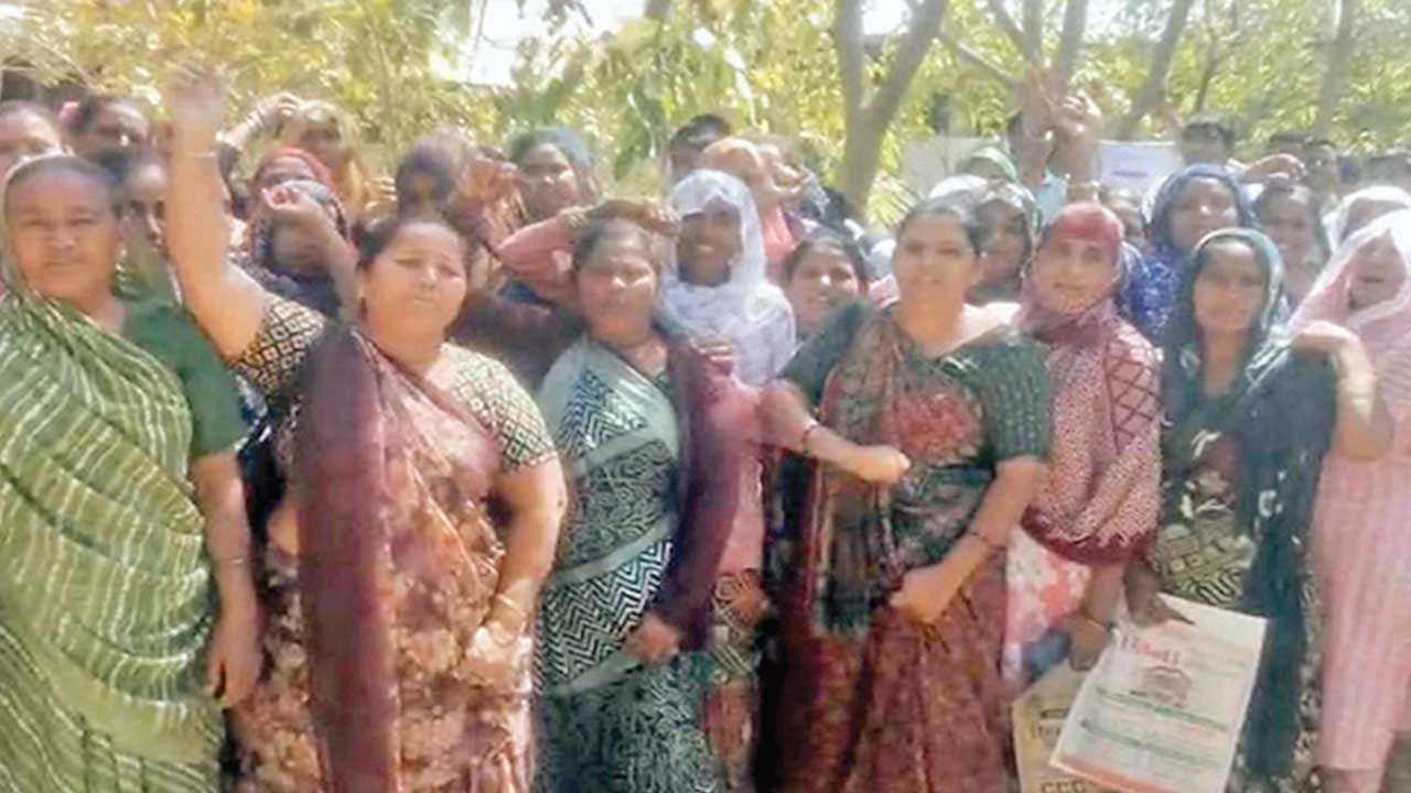 Patan: ફોટા પડાવી નેતાઓ રવાના, ગરીબ લાભાર્થીઓ સિલાઈ મશીન વિના રઝળ્યા! 