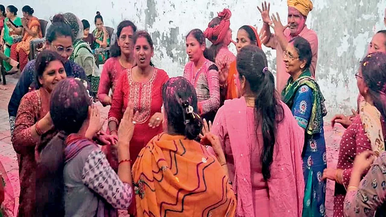 સાબરકાંઠામાં રંગોત્સવ શાંતિપૂર્ણ રીતે સંપન્ન થયો: હોળી અને ધૂળેટીની ઉલ્લાસભેર ઉજવણી થઈ, તંત્રએ રાહત અનુભવી.