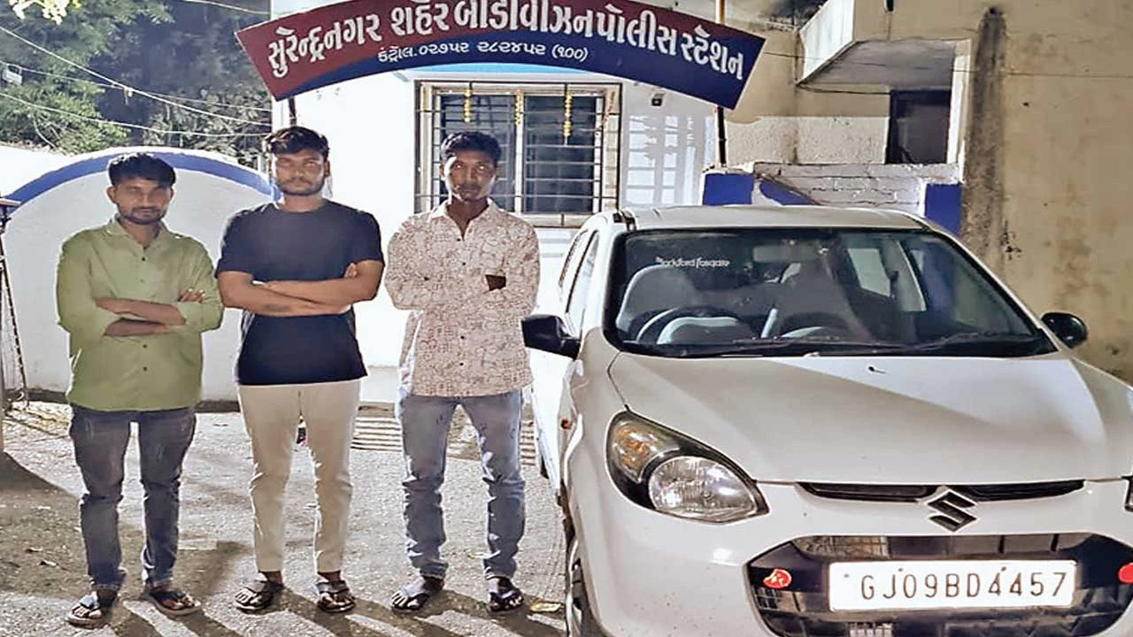 કારના બોનેટ પર મિત્રોને બેસાડી વીડિયો ઉતારવો નકલંકપરાના યુવાનને ભારે પડયું 