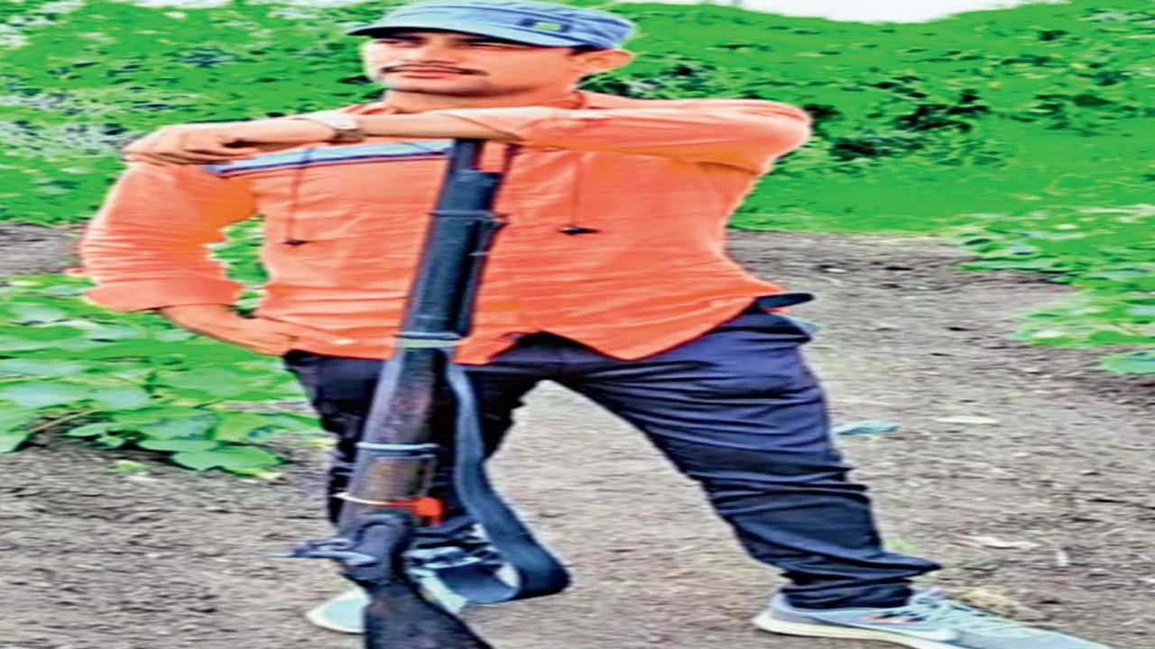Sayla: સાયલા ગ્રામ્યમાં સસરાની વાડીએ બંદુક સાથે ફોટો પડાવનાર જમાઈ સામે કાર્યવાહી 