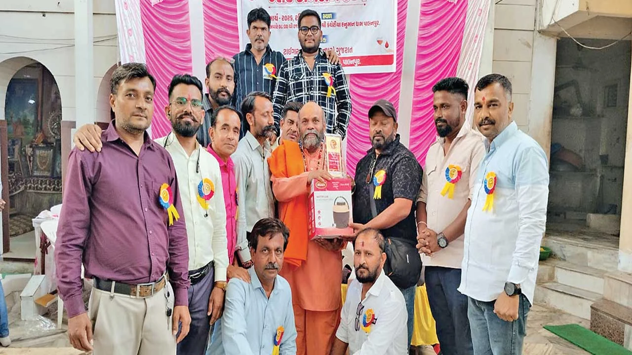 Palanpur: પાલનપુરના કંથેરીયા હનુમાનધામમાં રક્તદાન શિબિર યોજાઈ, 111 બોટલ બ્લડ એકત્ર કરાયું 