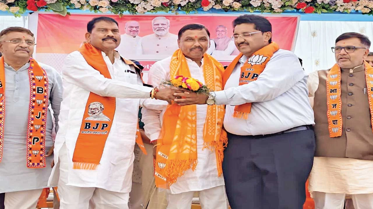 Bhiloda: કોંગ્રેસના ગઢમાં ગાબડુ પડયું, કેસરિયો ખેસ ધારણ કર્યો 