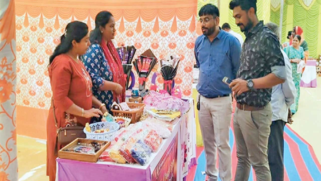 ધંધુકામાં "સ્વદેશી અપનાવો, દેશને મજબૂત બનાવો"ના સંદેશ સાથે સ્વદેશી મેળાનો પ્રારંભ, જ્યાં સ્થાનિક ઉત્પાદનોને પ્રોત્સાહન મળશે.