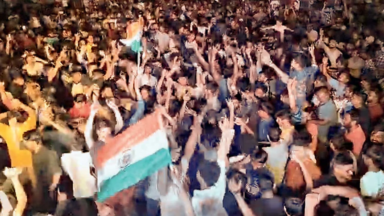 મોડાસામાં તિરંગા સાથે જશ્ન, ચાર રસ્તા પર ક્રિકેટરસિકો ઝૂમ્યા, ભારત માતા કી જયના નાદ ગુંજ્યા.