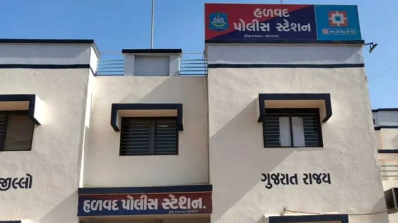 Halvad: હળવદ નજીક વિદેશી દારૂની બદી પર પોલીસના જુદા જુદા બે દરોડામાં ત્રણ શખ્સો ઝડપાયા 