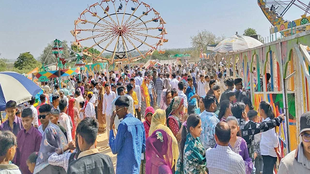 Deesa: કુંપટ ગામે શિતળા સાતમ નિમિત્તે અનોખો ભાતીગળ લોકમેળો યોજાયો 