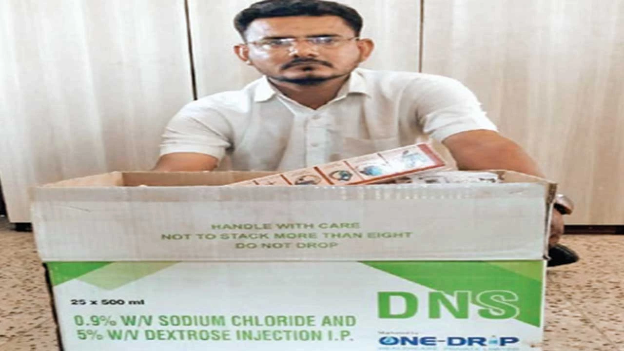 જીવણપુર ટાંડામાં MA પાસ બોગસ તબીબ ઝડપાયો, જે ડિગ્રી વગર 4 વર્ષથી પ્રેક્ટિસ કરતો હતો.