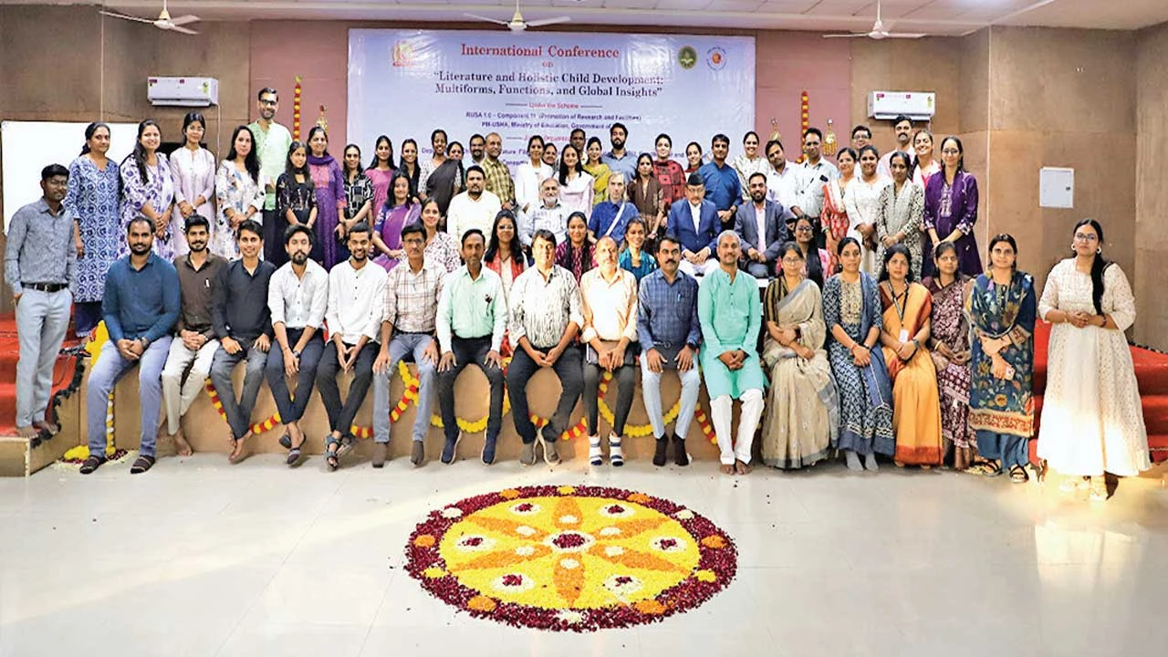 Gandhinagar: બાળકોને વાંચતા કરવા માતા-પિતાએ વાંચનની ટેવ પાડવી પડશે 