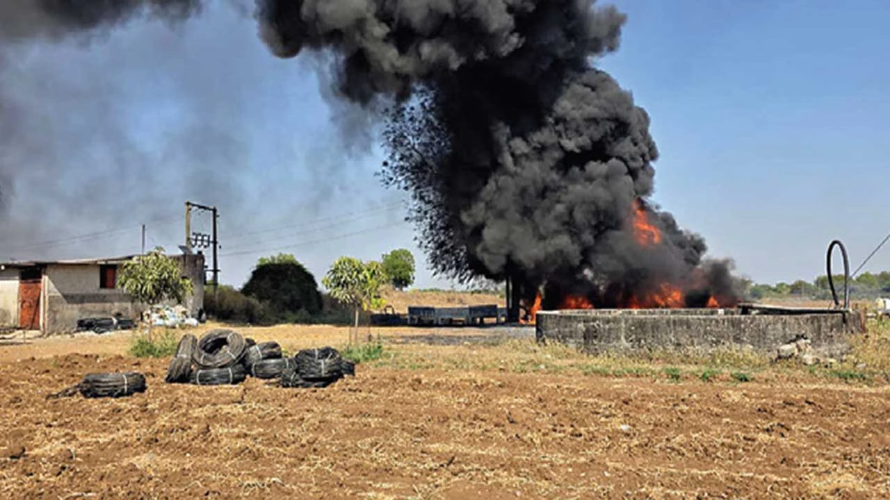 ધનસુરા નજીક ખેતરમાં આગ લાગી, ડ્રિપના રોલ અને પાઇપો બળીને ખાખ થતા મોટું નુકસાન થયું.