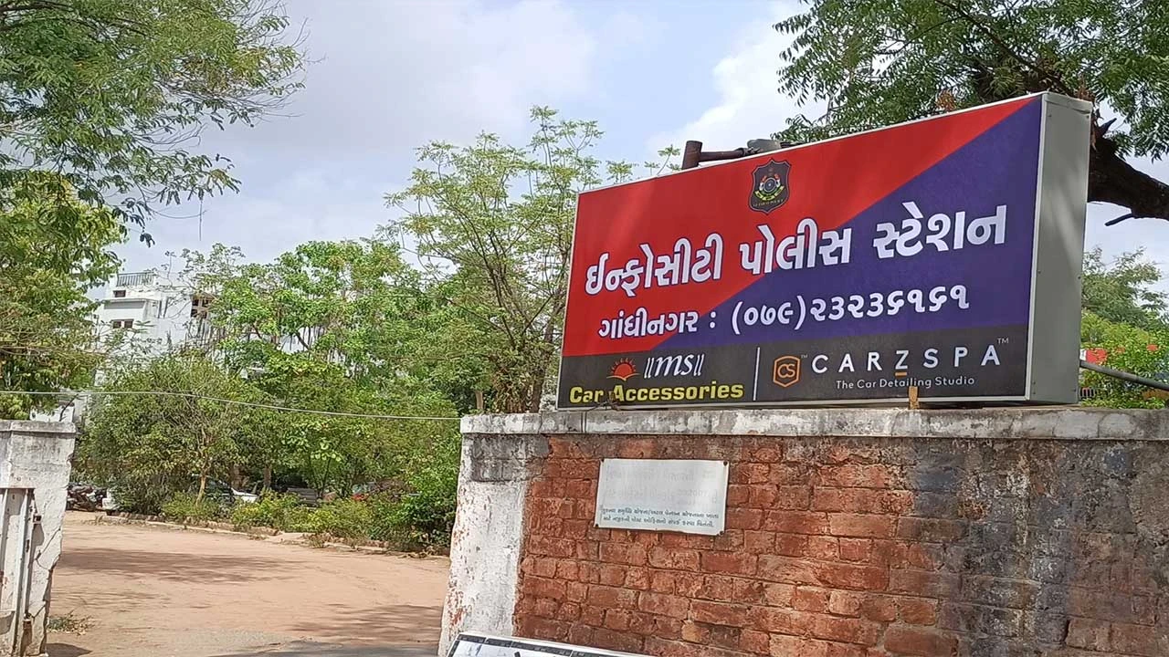 રિલાયન્સ ચોકડી પાસે ઝઘડો કરનાર શખસોની ગાડીમાંથી દારૂ મળ્યો.