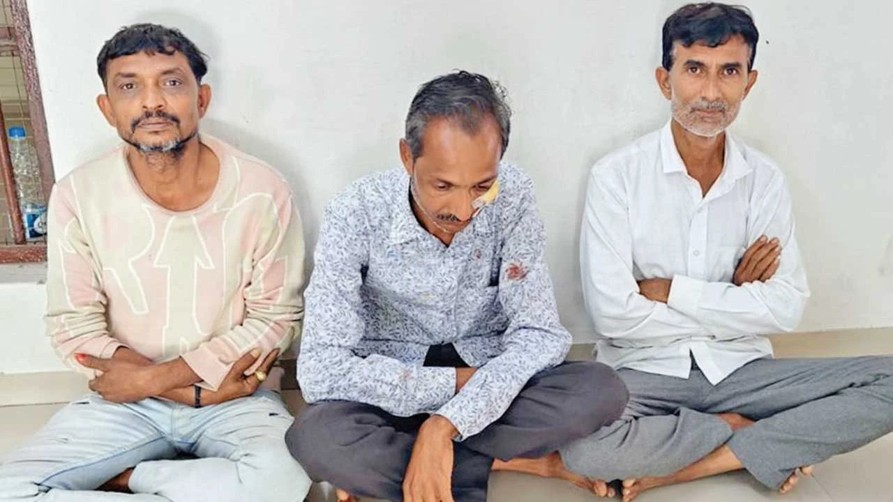 જુગારના દરોડા: 13 લોકો પકડાયા, બે ફરાર; લીંબડી, થાન, ચોટીલા અને આણંદપુર ચોકડી ખાતે કાર્યવાહી.